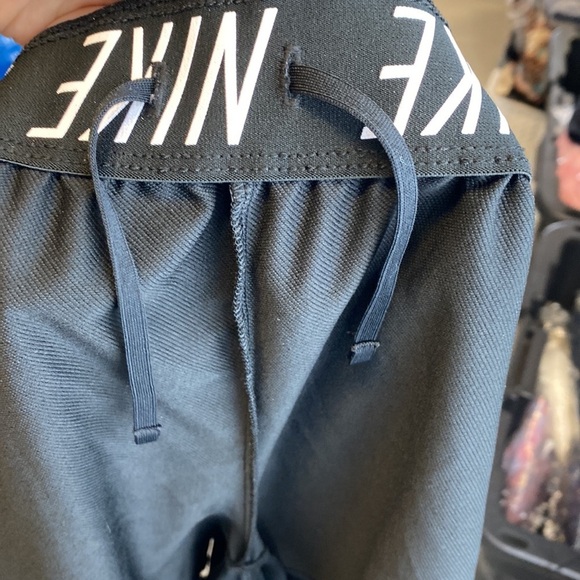 Nike Dri-Fit black draw string athleisure workout casual shorts - Picture 7 of 7